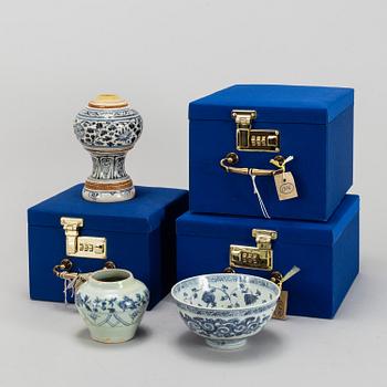 A blue and white vase, bowl and pot, South East Asia, 16th/17th Century.