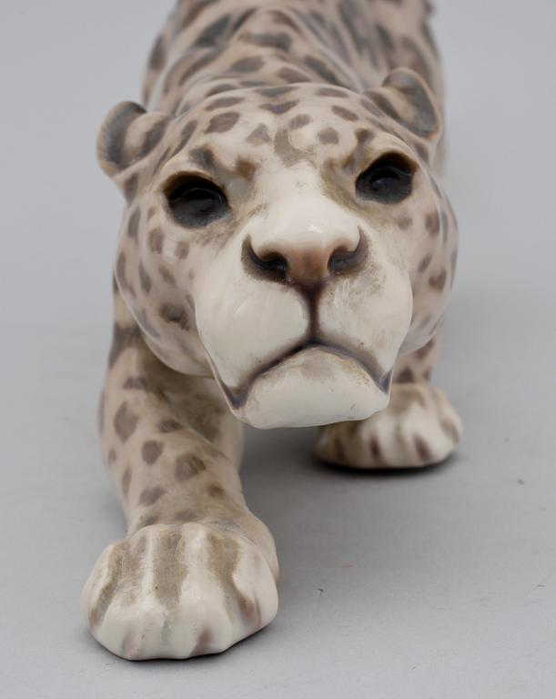 FIGURIN, porslin, Jaguar, modell 1613, sign Dahl Jensen, Bing & Gröndahl, 1900-tal.