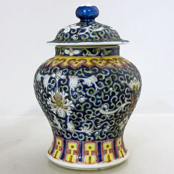 A famille rose vase, Qing dynasty, 19th century, also a jar with cover 20th century.