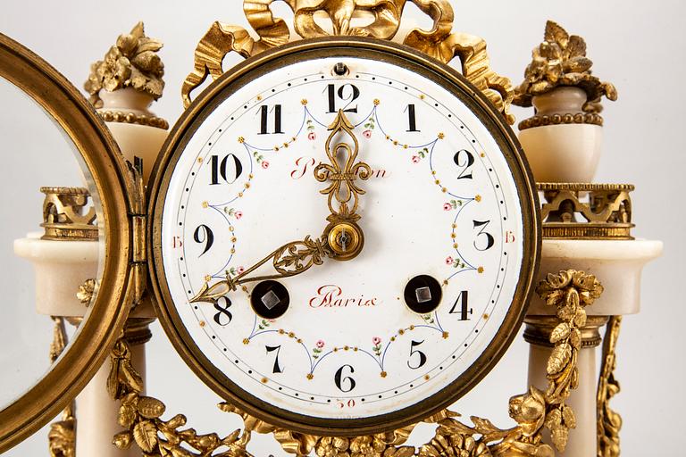 BORDSPENDYL, Planchon, Paris, Louis XVI-stil, omkring 1900.
