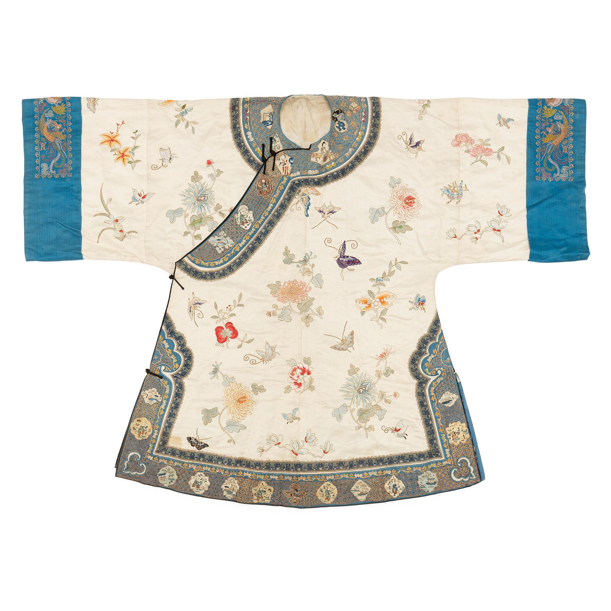 A Chinese embroidered silk robe, late Qing dynasty/early 20th century.