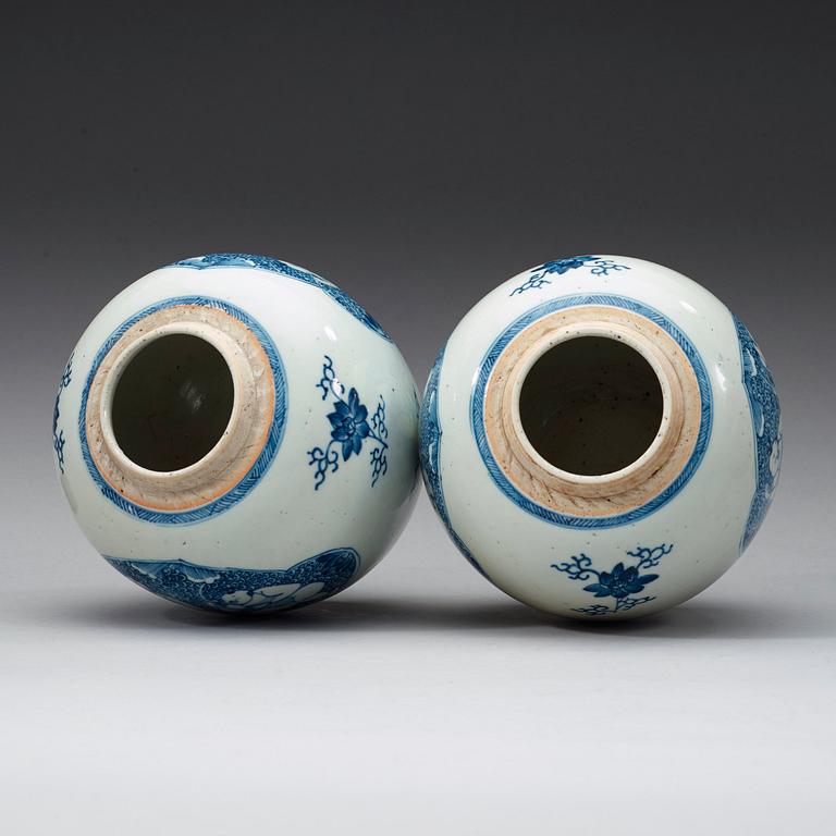 A pair of blue and white jars, Qing dynasty 19th century.