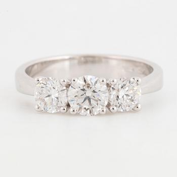 Three stone brilliant-cut diamond ring.