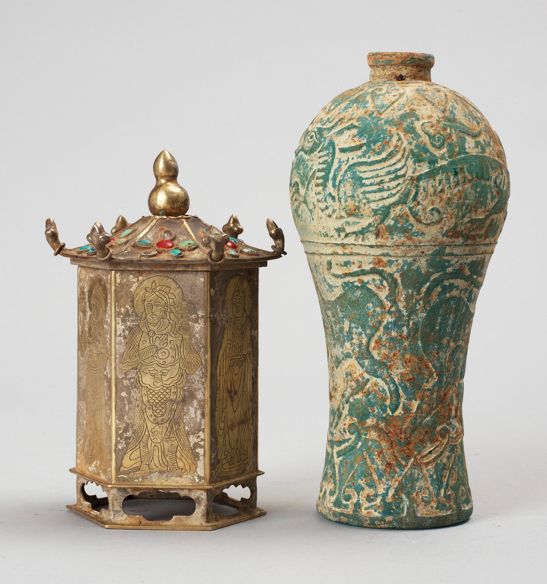 RELIKSKRIN samt VAS. glas, mässing. Kina 1900-tal.