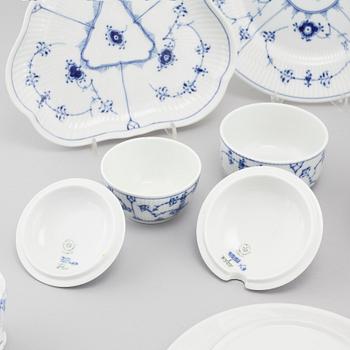 76 pieces of porcelain tableware from Royal Copenhagen in Denmark, model "Musselmalet", second half of the 20th century.