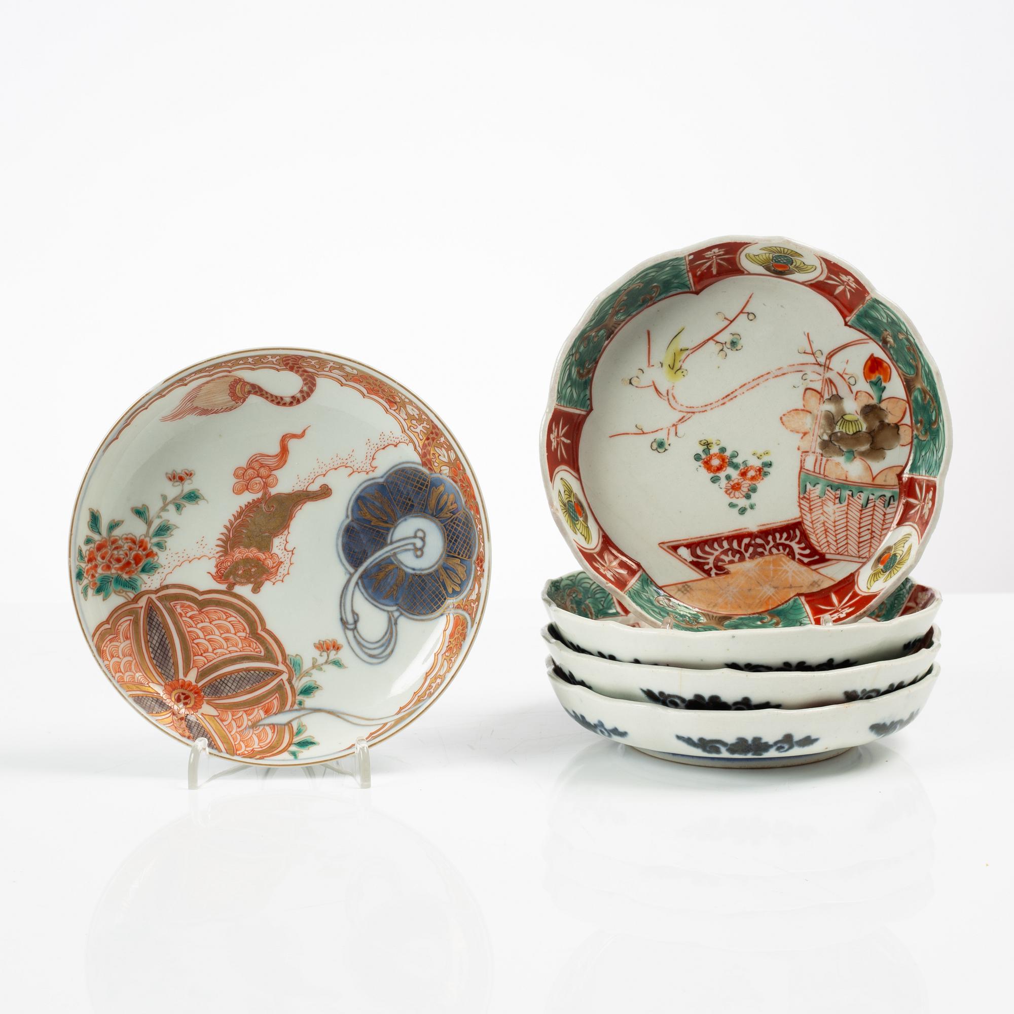 Fat och tallrikar, 14 stycken, porslin, Japan, Meiji (1868-19.