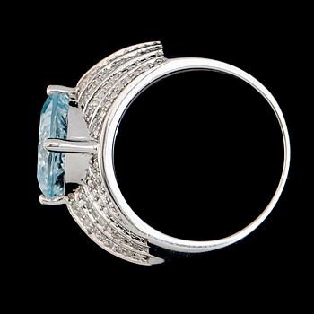 RING, 14K vitguld, diamanter tot ca 0.50 ct, akvamarin.