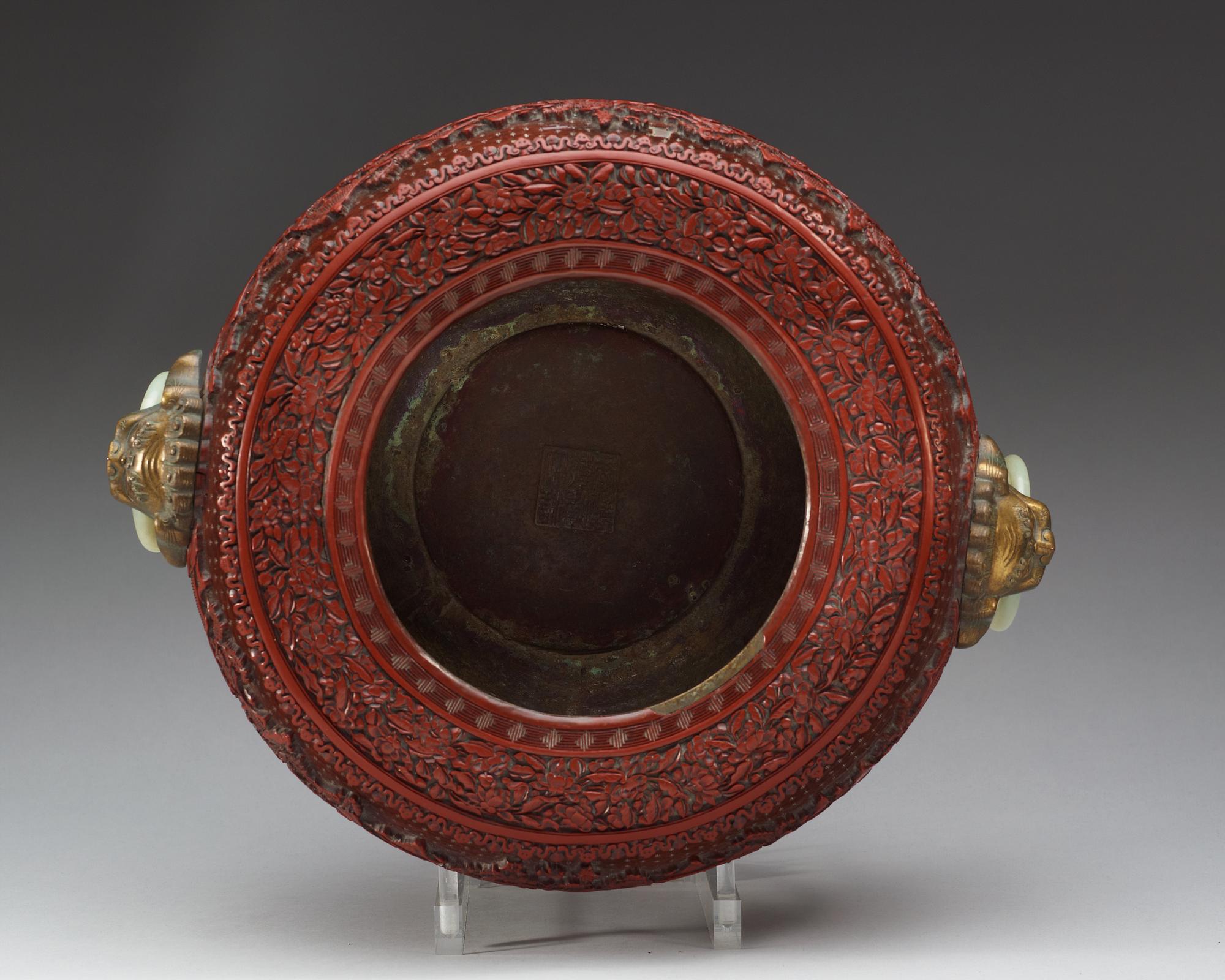 RÖKELSEKAR/YTTERFODER, lack, brons och nefrit. Qing dynastin (1644-1912), med Qianlongs sigillmärke.