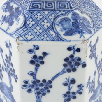 A blue and white porcelain case, China, Qingdynasty, 19th century.