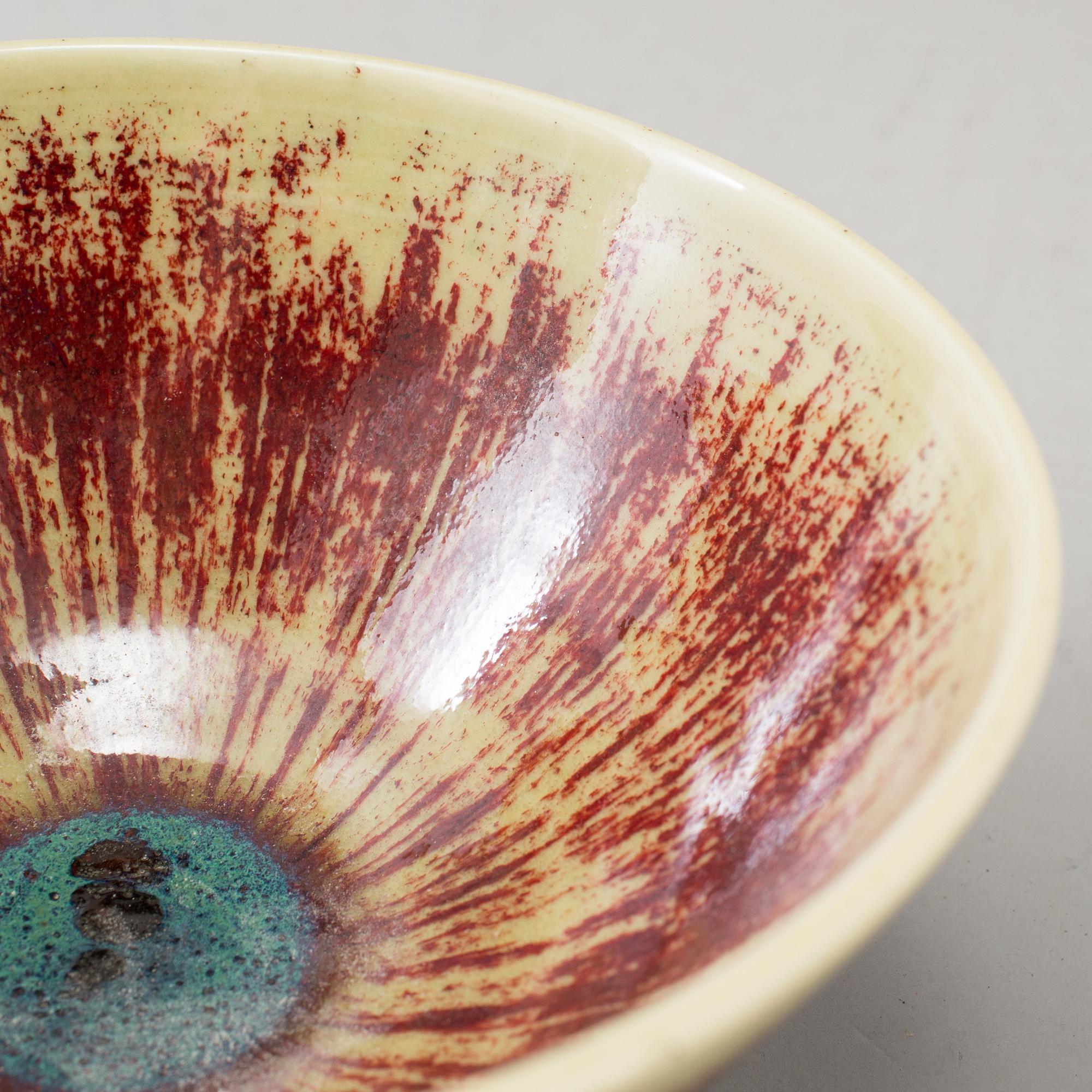 A lot of two glazed stoneware bowls by Isak Isaksson, Sweden.