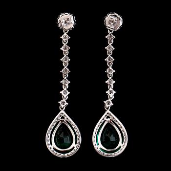 Diamantgradering, A pair of emerald, 5.25 cts in total, and diamond, 1.43 cts in total, earrings.