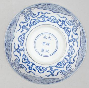 A blue and white bowl, Qing dynasty, Kangxi (1662-1722).