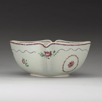 A famille rose square bowl, Qing dynasty, Qianlong (1736-95).