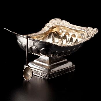 SALTKAR, BÄGARE samt GRÄDDSNÄCKA, silver, Ryssland och Sverige. Vikt tot. 171 g.