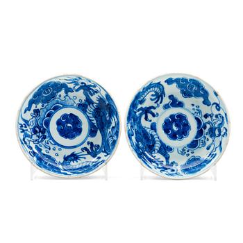 464. A pair of blue and white dishes, Qing dynasty, Kangxi (1662-1722).
