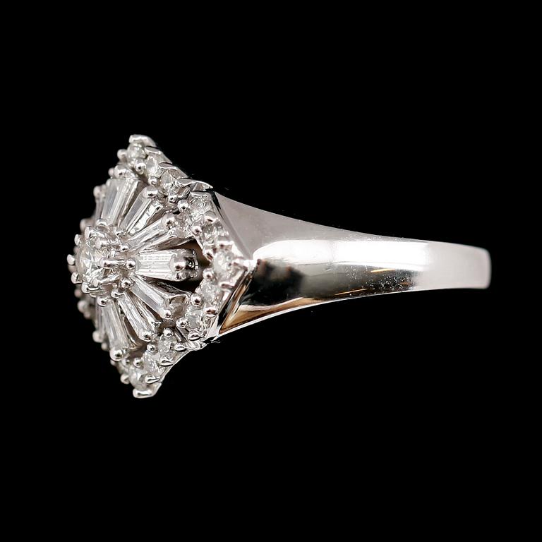 RING, 10 k vitguld, briljantslipade diamanter tot 0.75 ct.