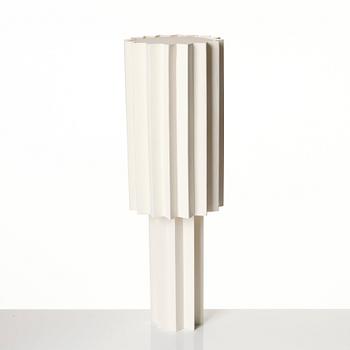 FOLKFORM, "L árt Plisse no 4", Formstudie i vitt, bordslampa, Studio Folkform, 2022.