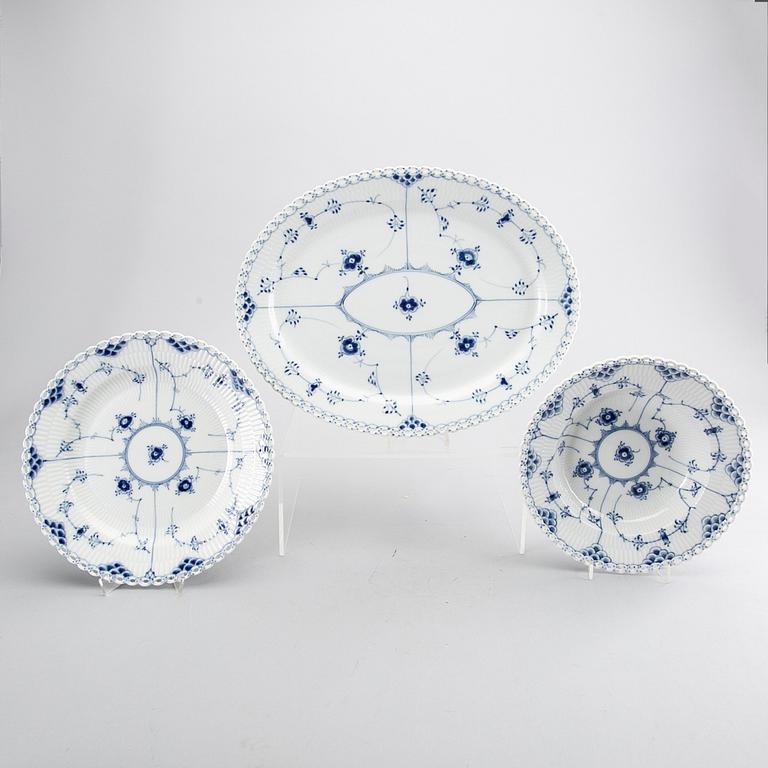 A set of 22 pcs of Musselmalet helbonde porcelain service.