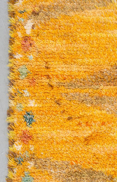 Barbro Nilsson, Matto, "Magdalena, gul", knotted pile, ca 389-391,5 x 303-305 cm, signed AB MMF BN.
