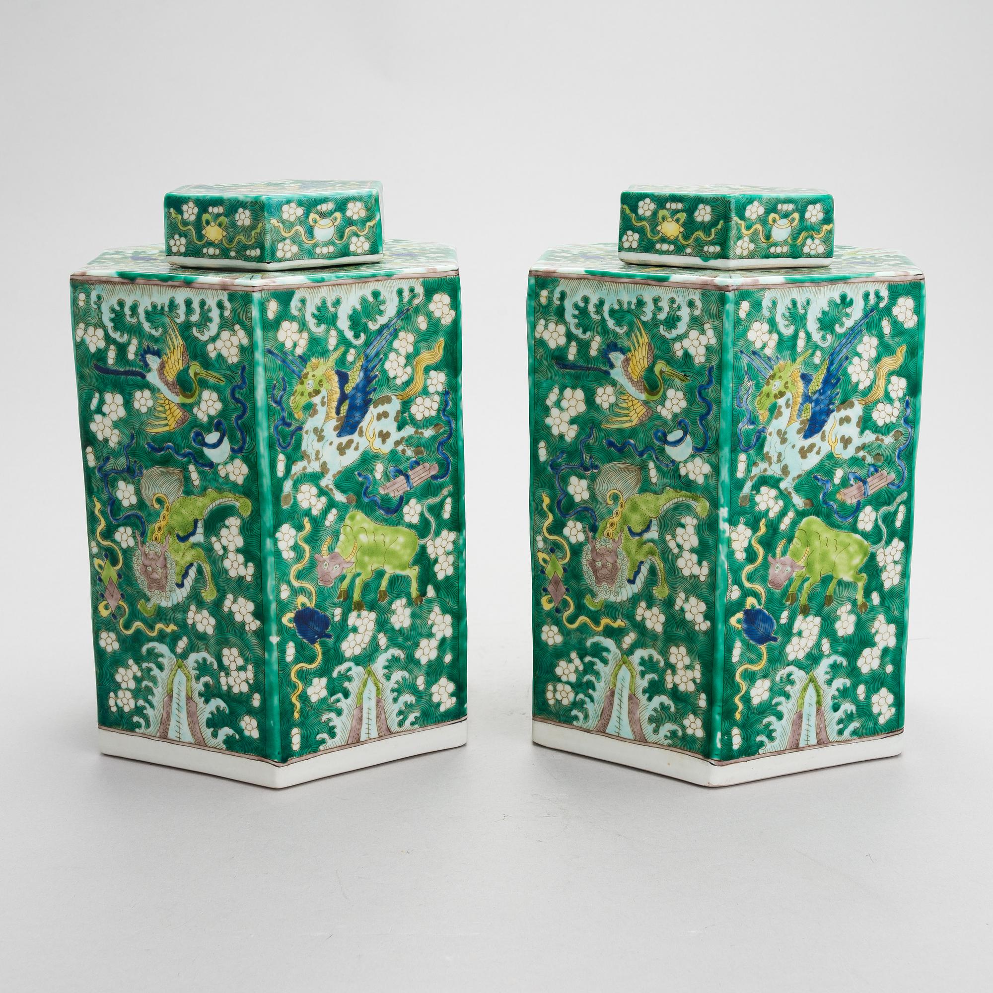 A pair of Chinese porcelain urns with lids, modern manufacturing.