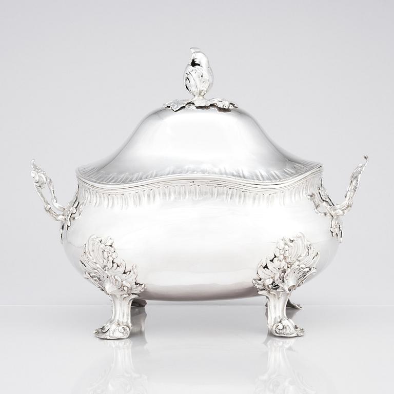 A Baltic 18th century silver tureen with lid. Mark of Daniel Lundgren (Reval 1771-83).