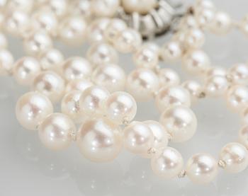 PÄRLCOLLIER, odlade pärlor med silverlås.