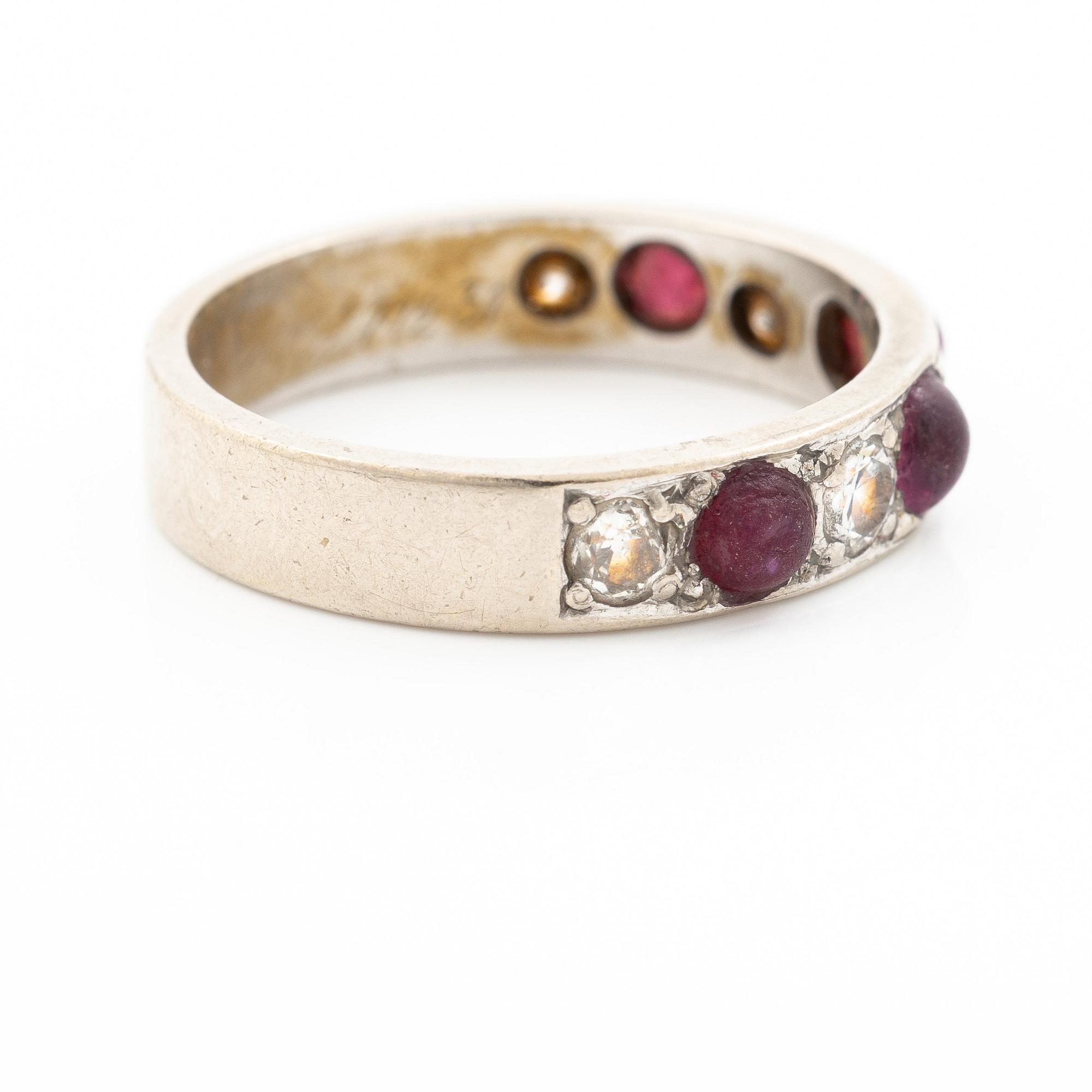 Ring in 18K white gold with rubies and brilliant-cut diamonds.