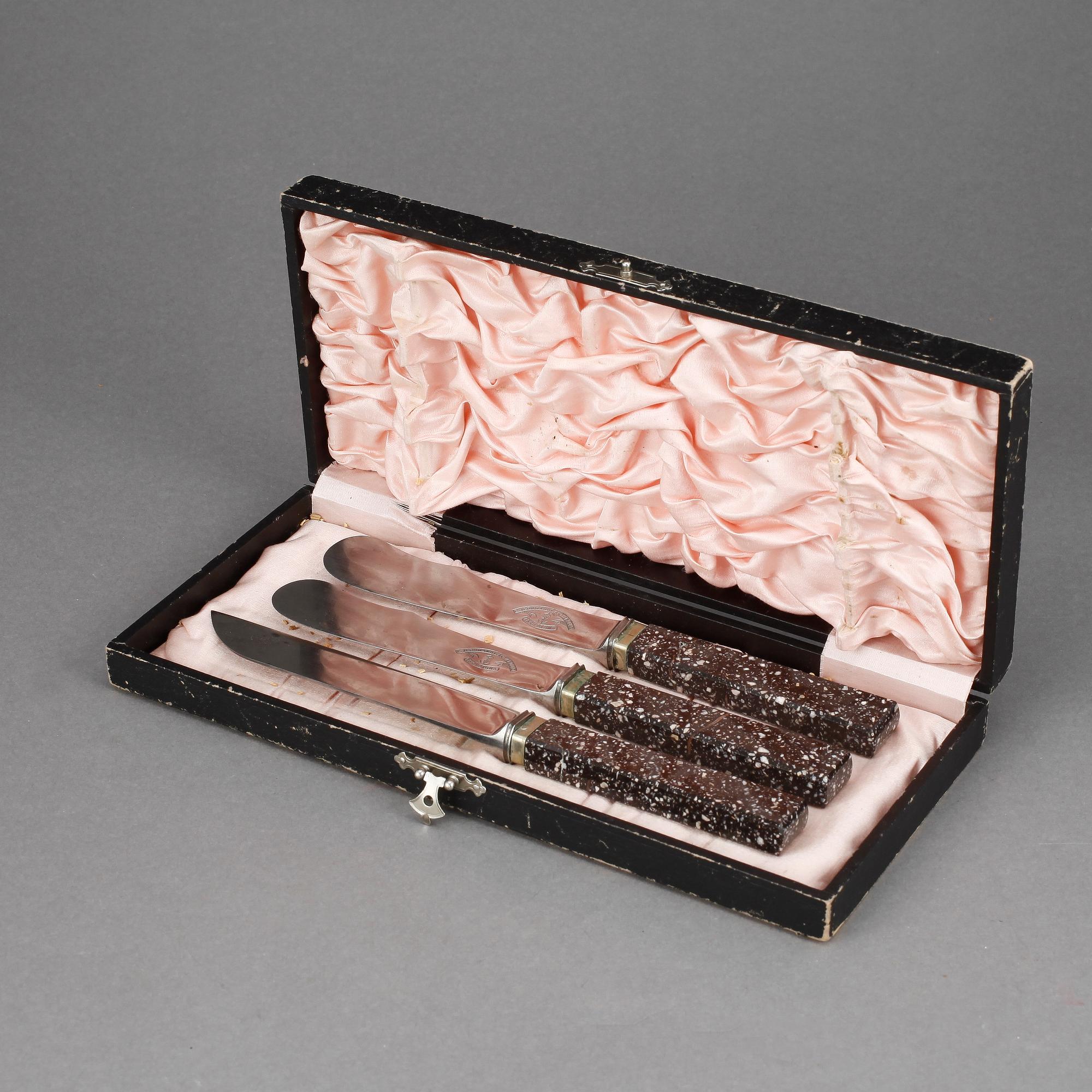 KNIVAR, 3 st, skaft i porfyr. 1800/1900-tal.