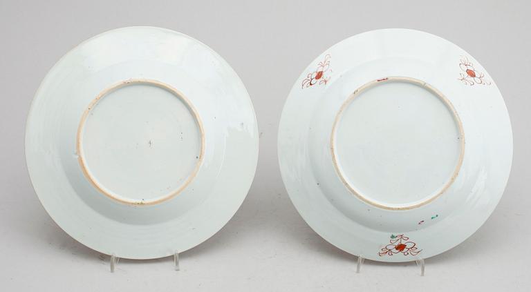 TALLRIKAR, 2 st, porslin, Kina, Qianlong 1736-1795.