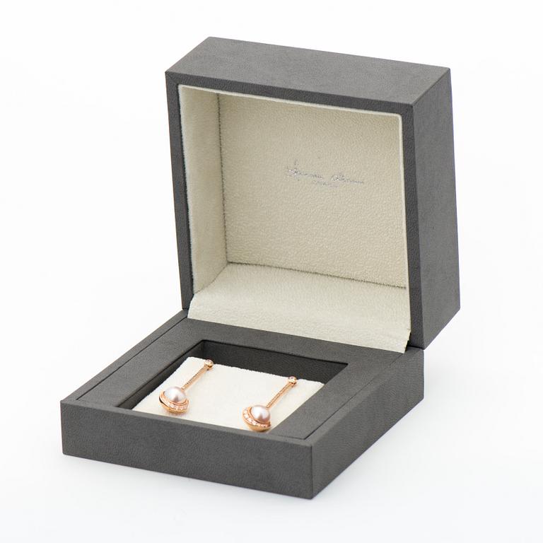 APAIR OF EARRINGS, cultured pearls, brilliant cut diamonds, 18K gold. Françoise Albasini, Cannes.