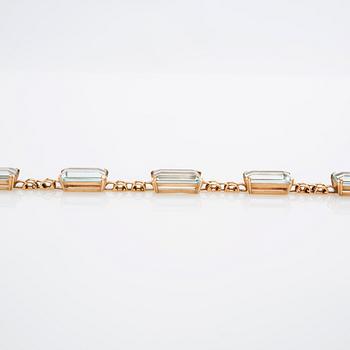 Bracelet 18K gold with step-cut aquamarines.