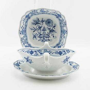Service 89 pcs "Onion Pattern" Meissen, second half of the 20th century.