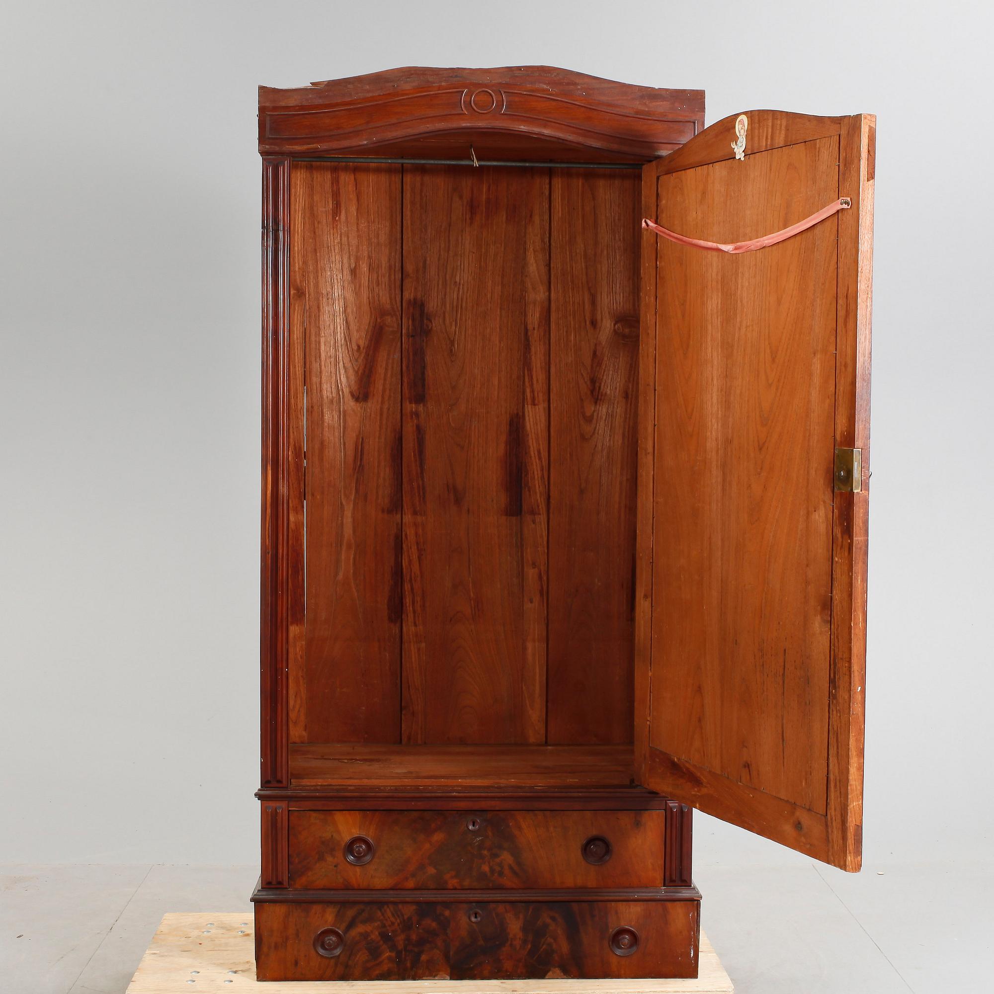 KLÄDSKÅP, 1800-tal.