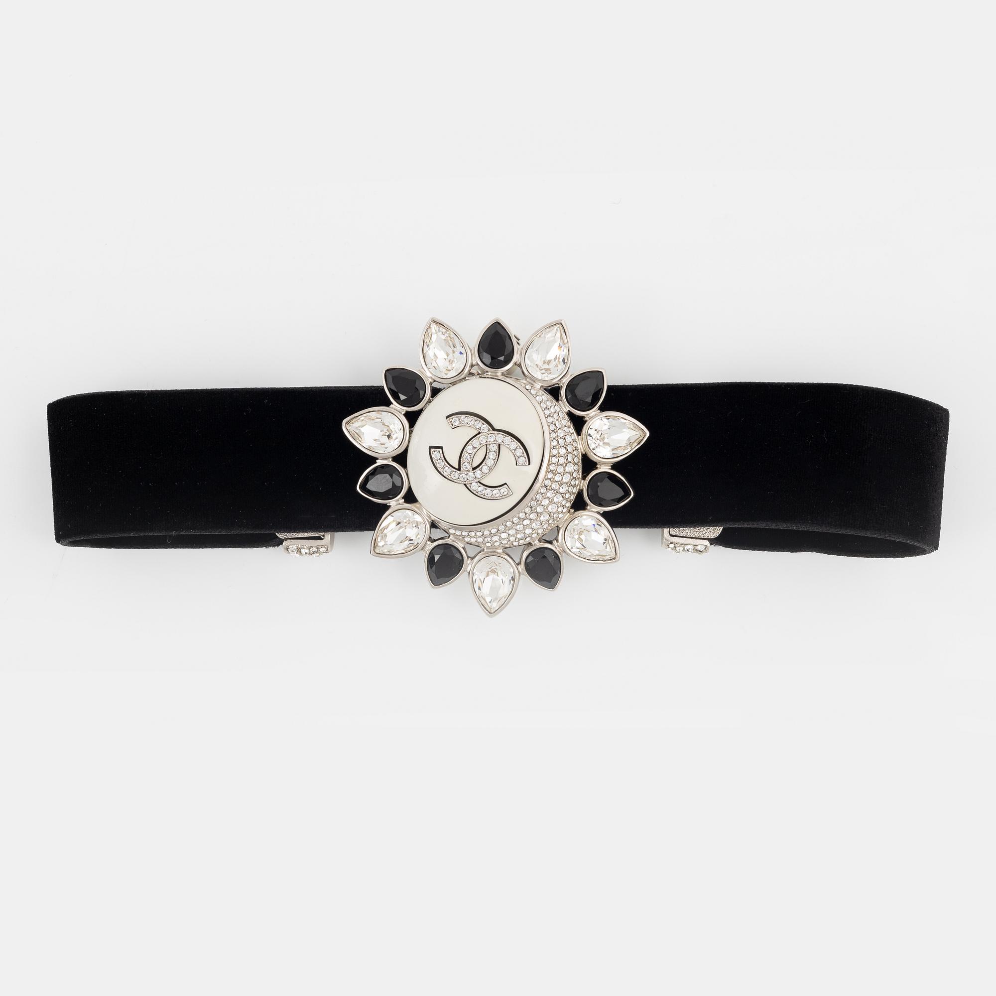 Chanel, A choker necklace, 2022.