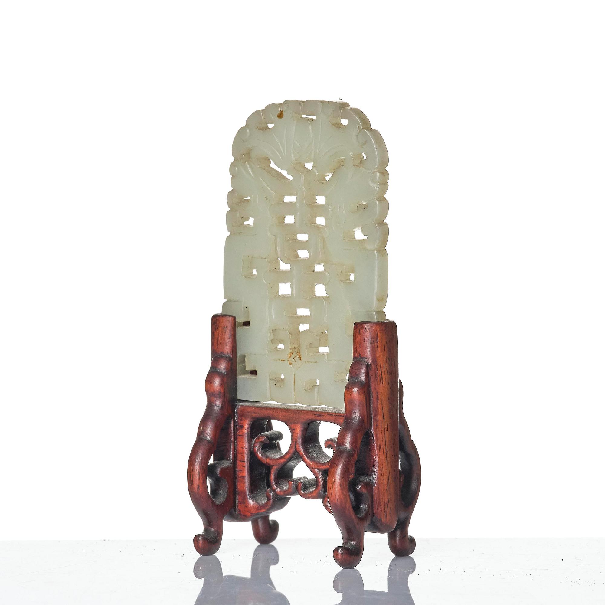 A carved nephrite cup with 'chilong' handles, late Qing dynasty/early 20th century.