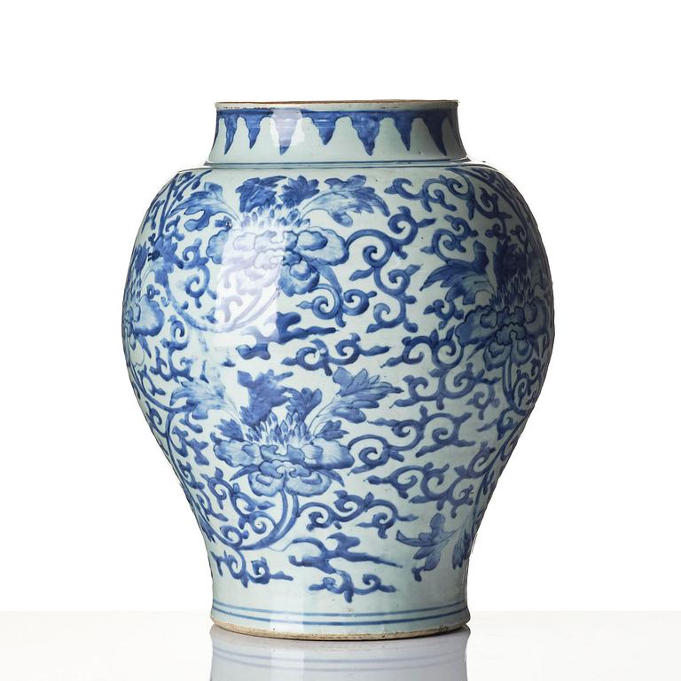 A large blue and white jar, Transition, 17th century.