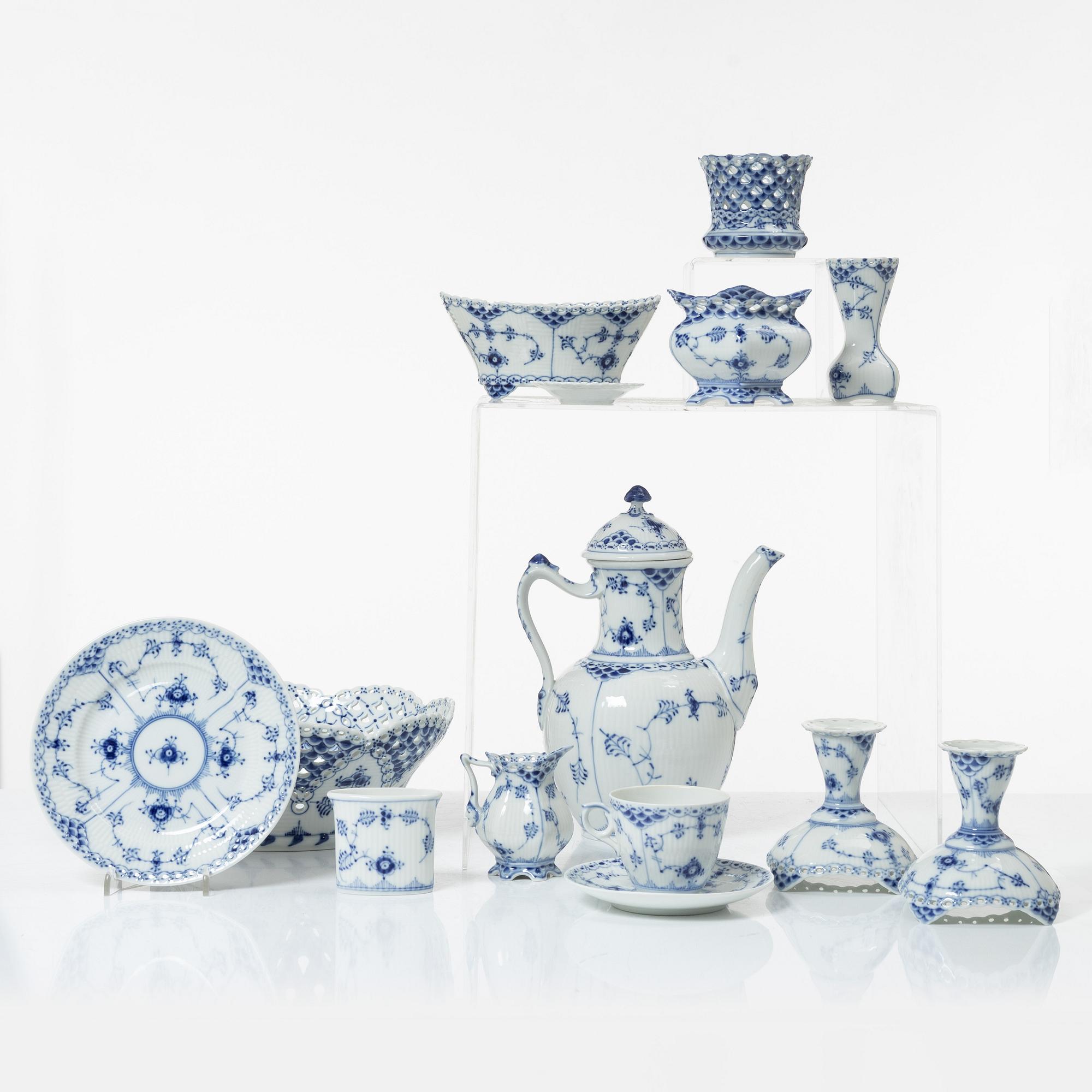 Royal Copenhagen, "Musselmalet", coffee service, 38 pieces, porcelain, full and half lace.