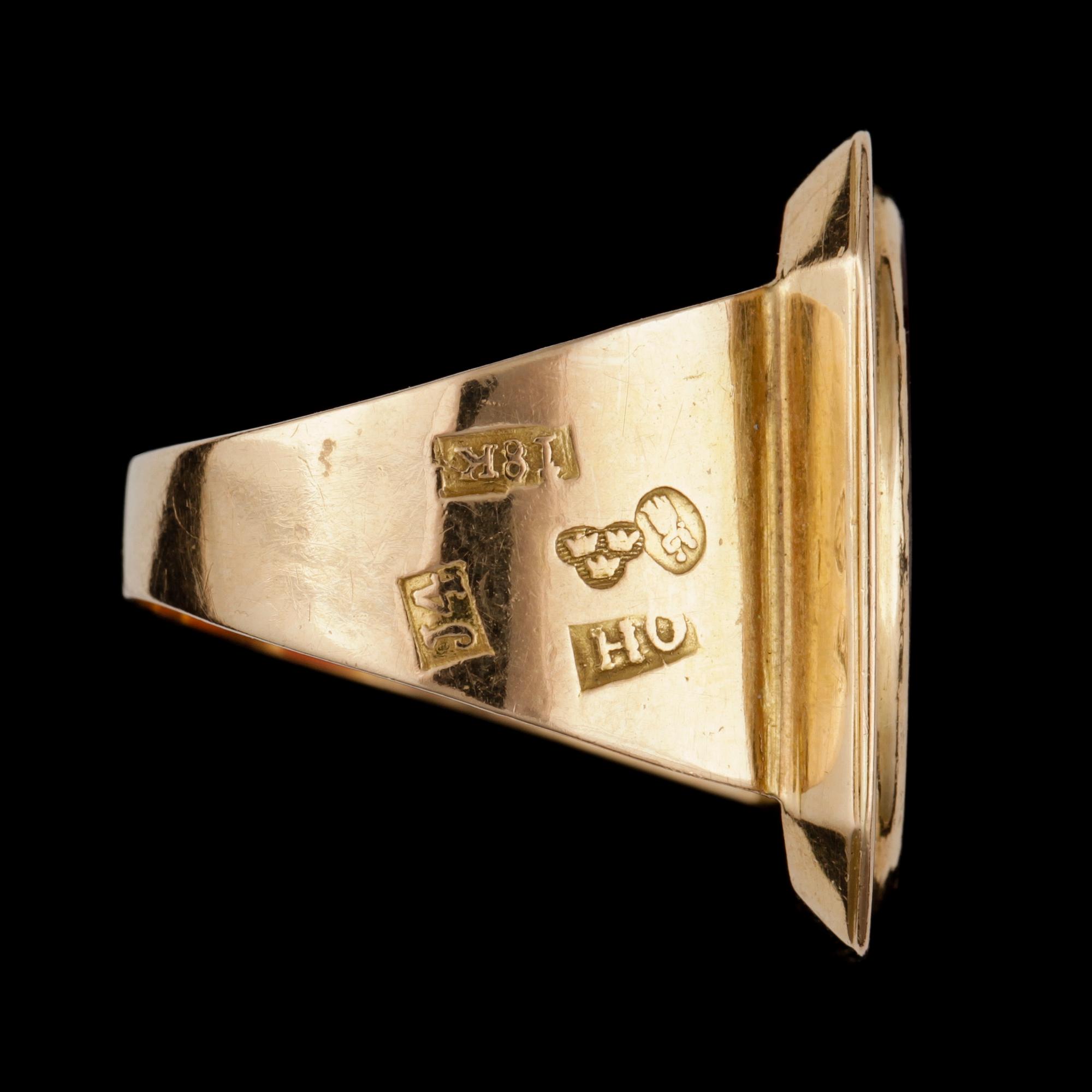RING, 18K guld samt karneol, 1839. Vikt ca 6,6g.