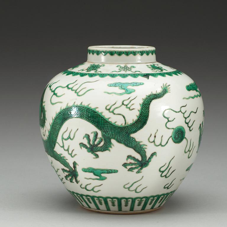 A green glazed jar, late Qing dynasty with Daoguangs seal mark.