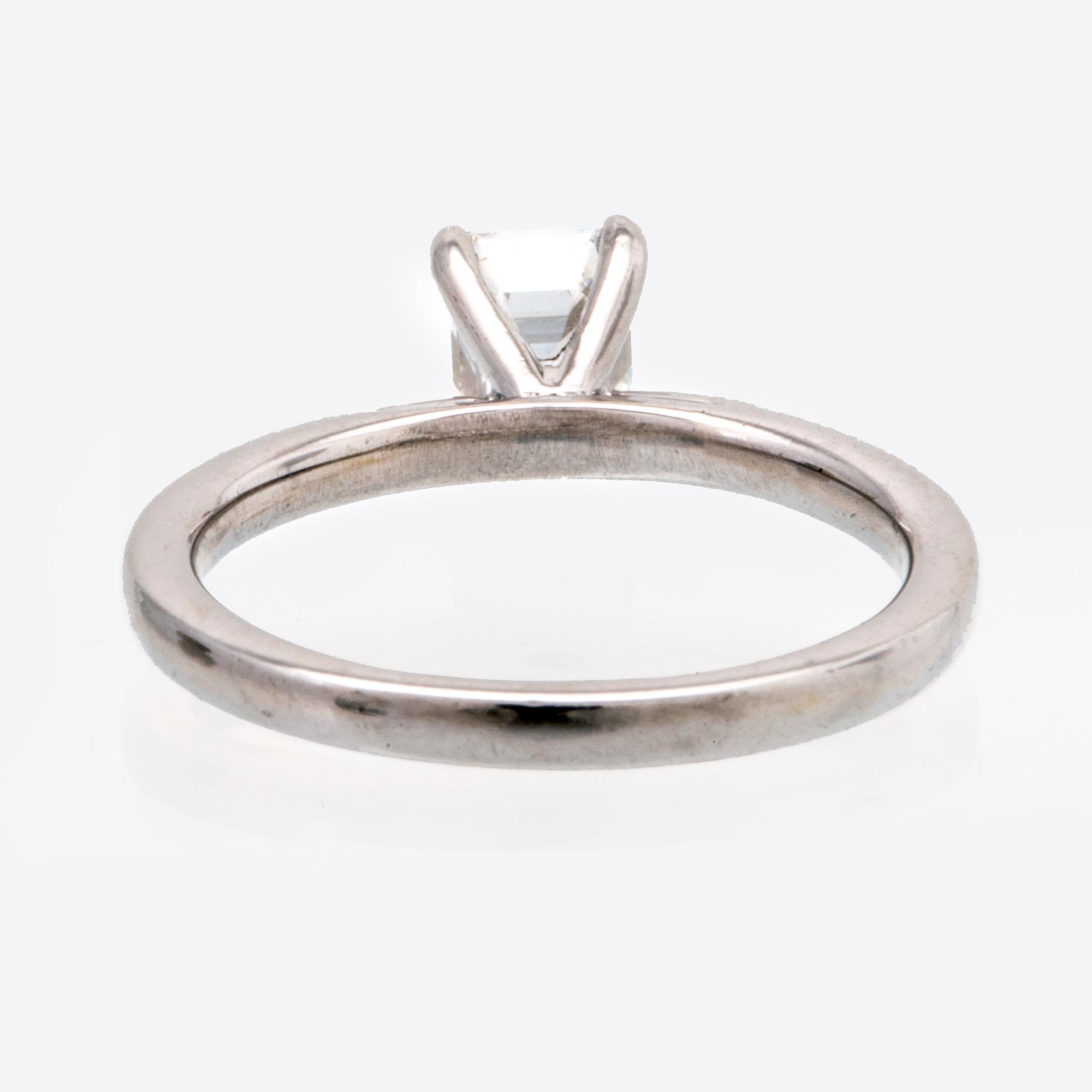 Ring platina med en smaragdslipad diamant 0,73 ct TW (G)/VS2, värderingsintyg Kaplans Stockholm 2020.