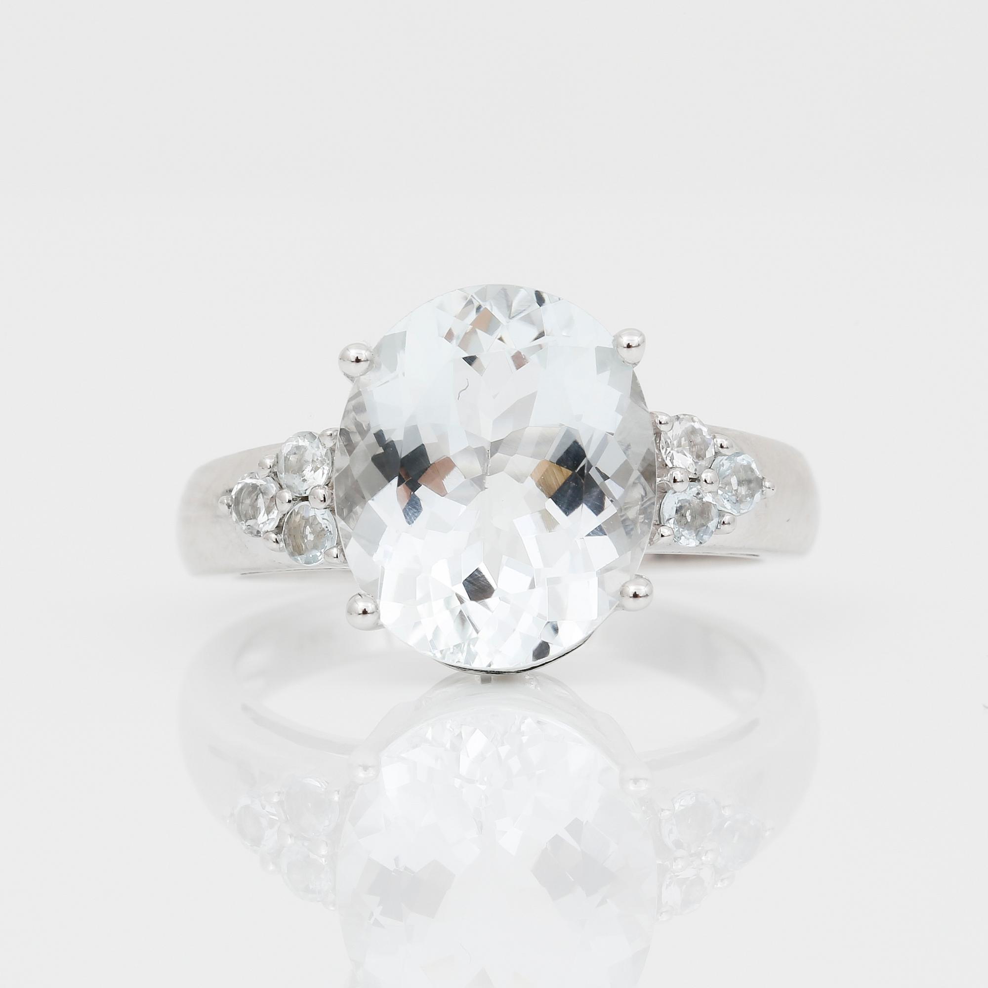 RING, 14K vitguld med ovalslipad goshenit ca 4,03 ct. Vikt ca 4,24 g.
