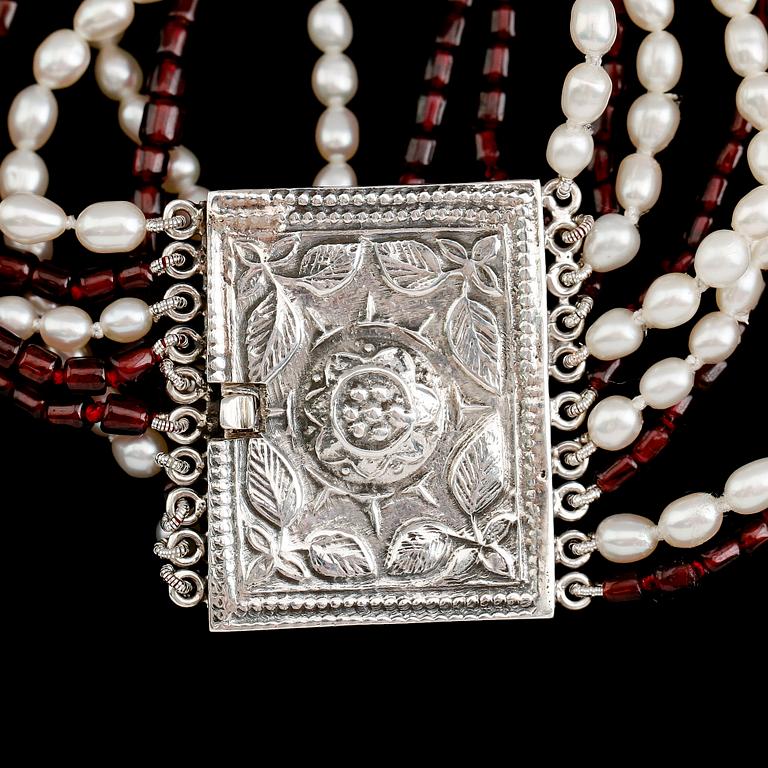 ARMBAND, sterlingsilver, granater och odlade pärlor.