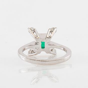 Ring in 18K white gold with a step-cut emerald and round brilliant-cut diamonds.