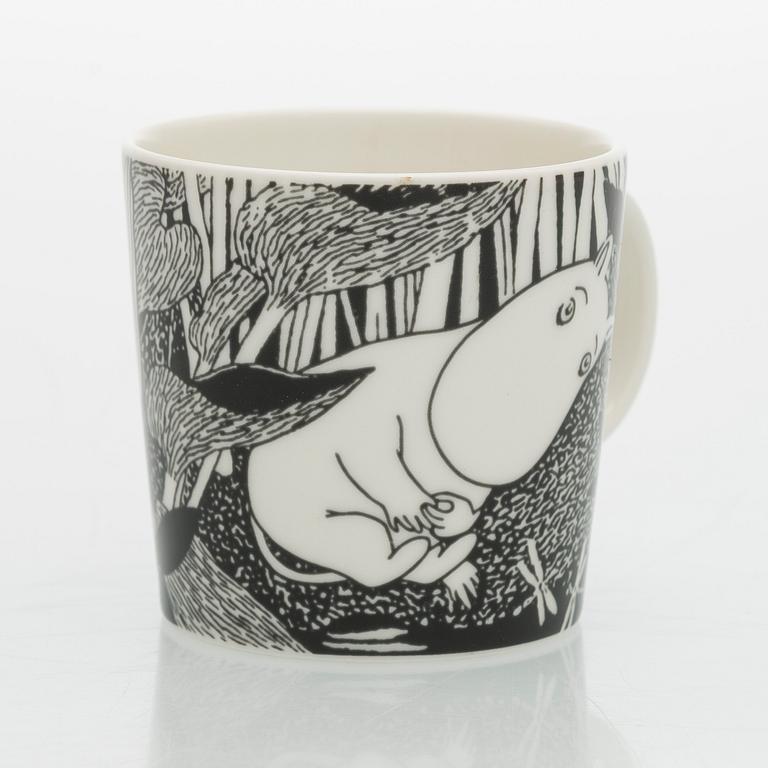 Muminmugg, "Mumintrollet dagdrömmer", porslin, Moomin Characters, Arabia 2005.