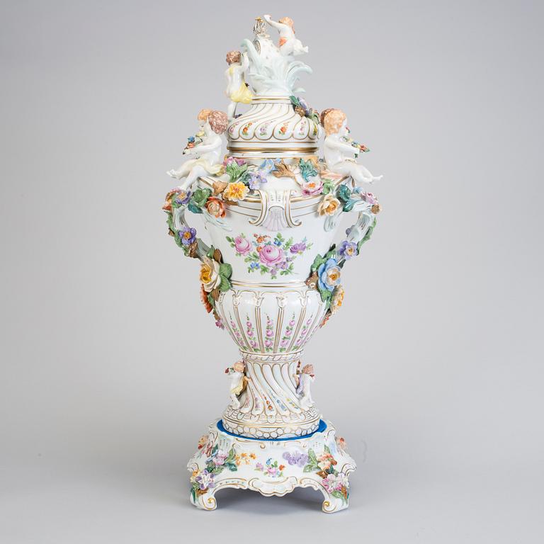 An early 20th century porcelain urn, Dresden, Germany.