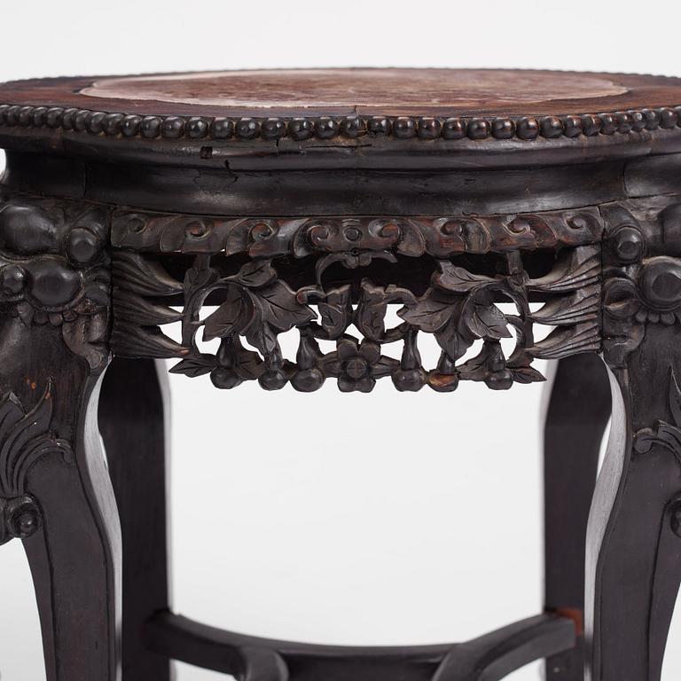 Bord, ett par, hardwood med infälld marmorskiva. Kina, omkring 1900.
