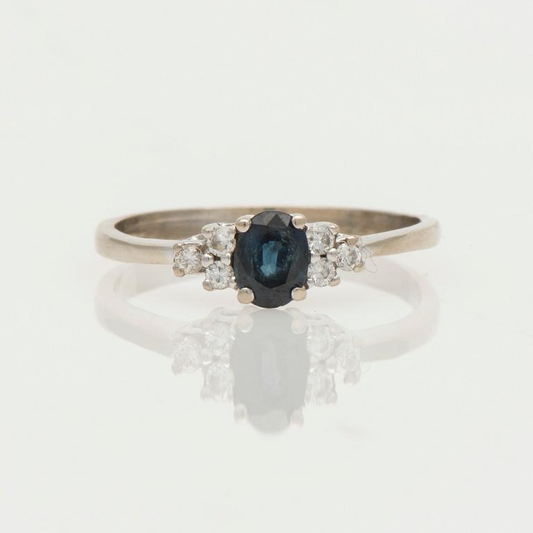 RING, safir, 6 små diamanter, 14K vitguld. Vikt 2,7 g.