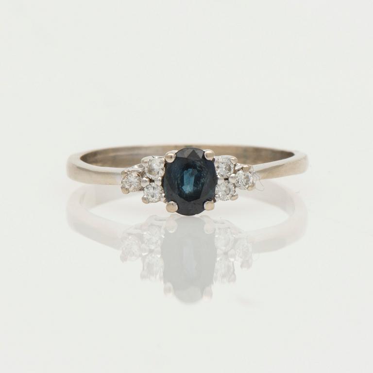 RING, safir, 6 små diamanter, 14K vitguld. Vikt 2,7 g.