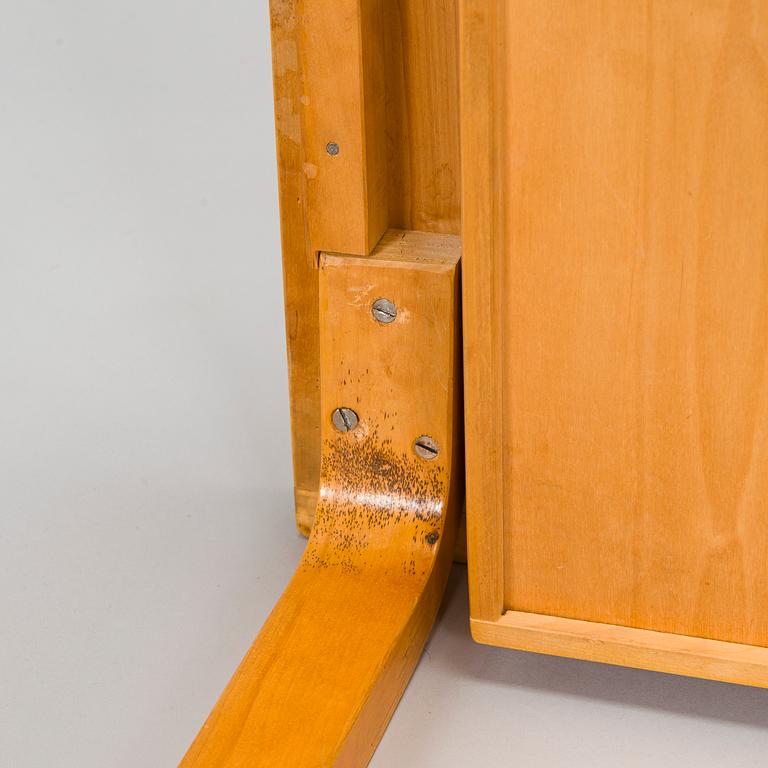 Alvar Aalto, skrivbord, "K81" för O.Y. Huonekalu-ja Rakennustyötehdas A.B. 1900-talets mitt.