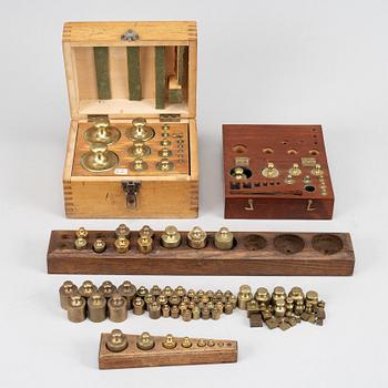 A large collection of ca 120 brass weights, 19th/20th century.